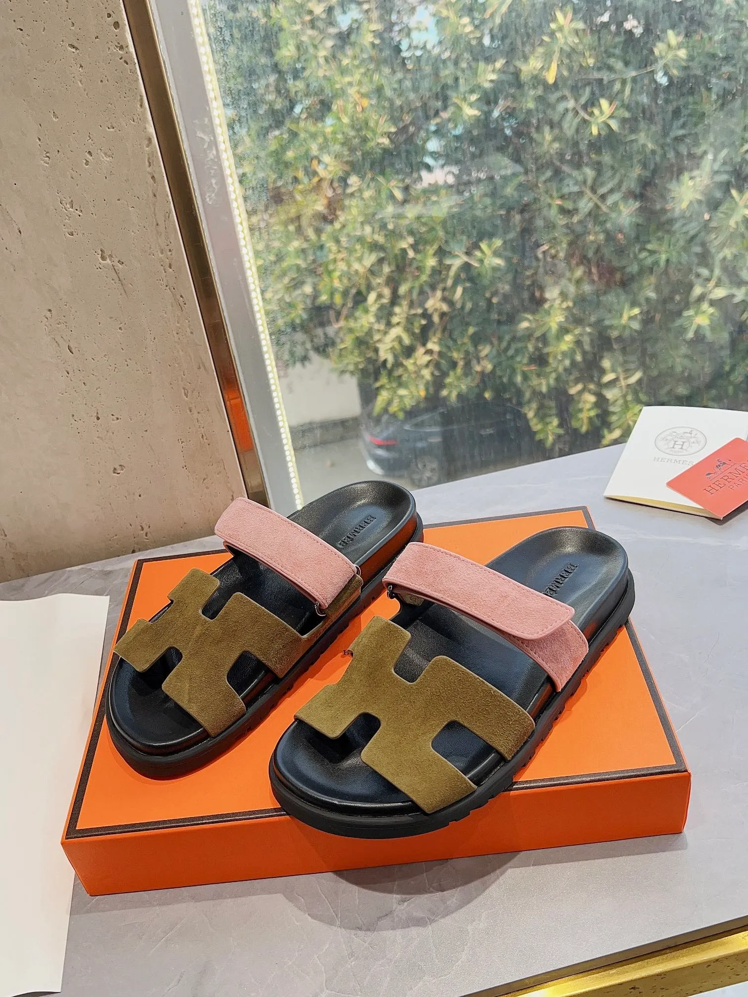 👟👟Ex-factory price 440👟👟 Men's size +10 H family 2024 spring and summer new style HERMES Hermes' recently popular couple's shoes, pig nose angle sandals and slippers, paired with various colorful socks, extremely trendy. Upper lining: imported original material. Outsole: non-slip and wear-resistant outsole. Size: Female 35-42 (40/42 non-returnable and non-exchangeable) Men’s size: 39-45 (45 is non-refundable and non-exchangeable)